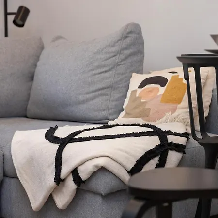 Apartament Atmospheric Near The Train Station By Renters *