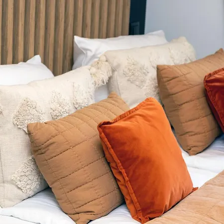 Апартаменти Atmospheric Near The Train Station By Renters