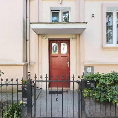 Апартаменти Atmospheric Near The Train Station By Renters Сопот