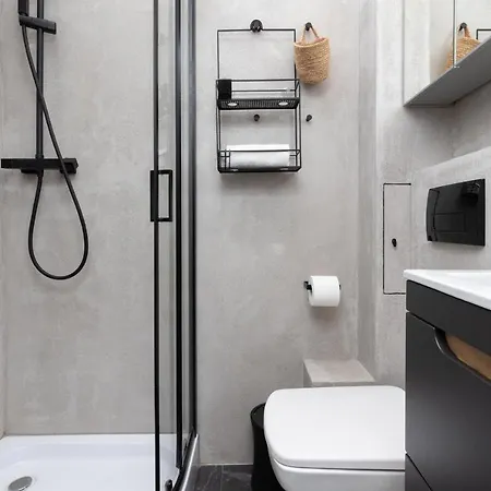 Апартаменти Atmospheric Near The Train Station By Renters