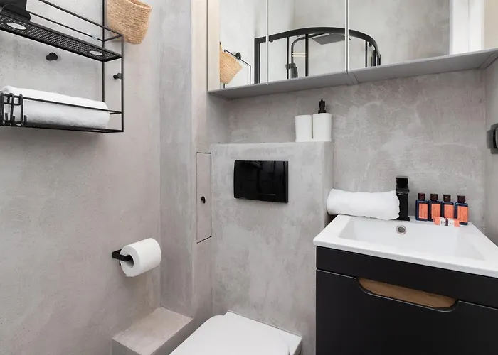 Atmospheric Near The Train Station By Renters Appartement